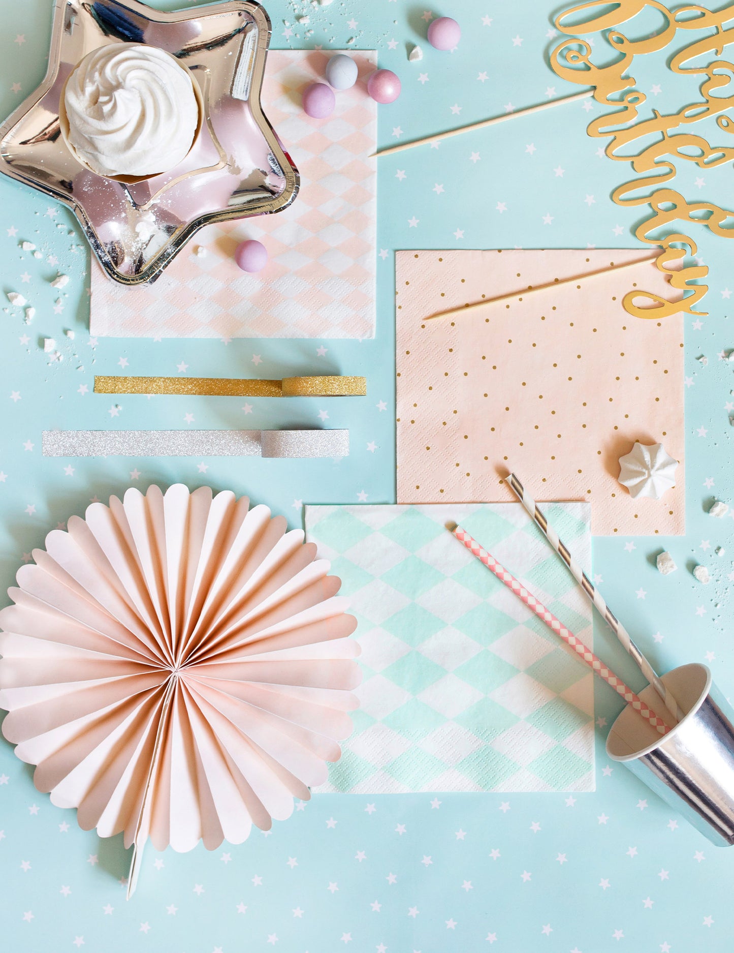 Vue de haut avec accessoires de fête des serviettes en papier à pois dorés roses pâles