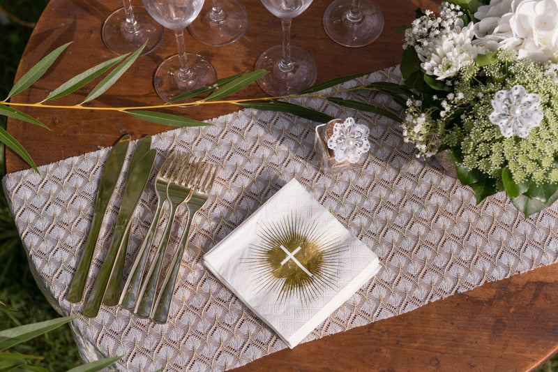 20 zlatých obřadních papírových ubrousků 12,5 x 12,5 cm bílý kříž