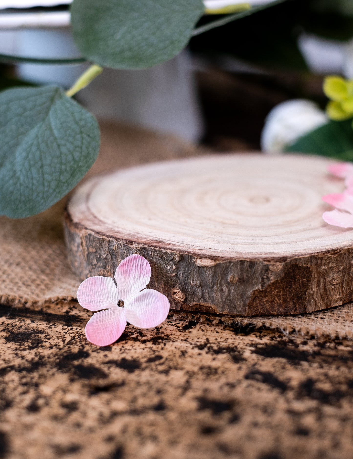 24 dekorací na stůl umělých okvětních plátků růží 3 cm