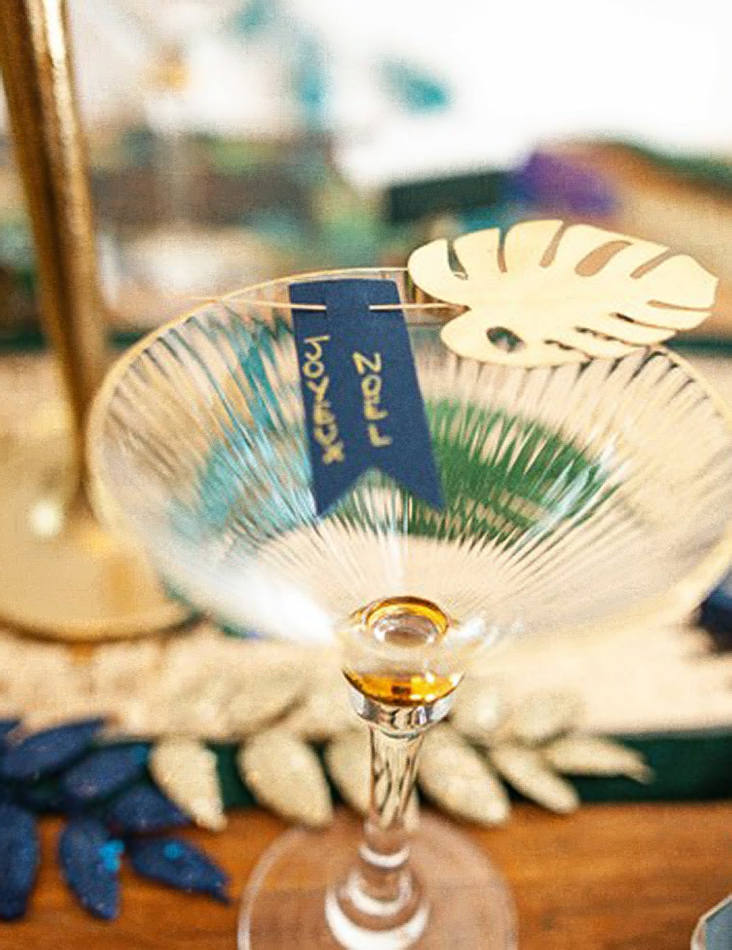 24 tmavě modrých perforovaných štítků 5 x 2 cm pro karty míst