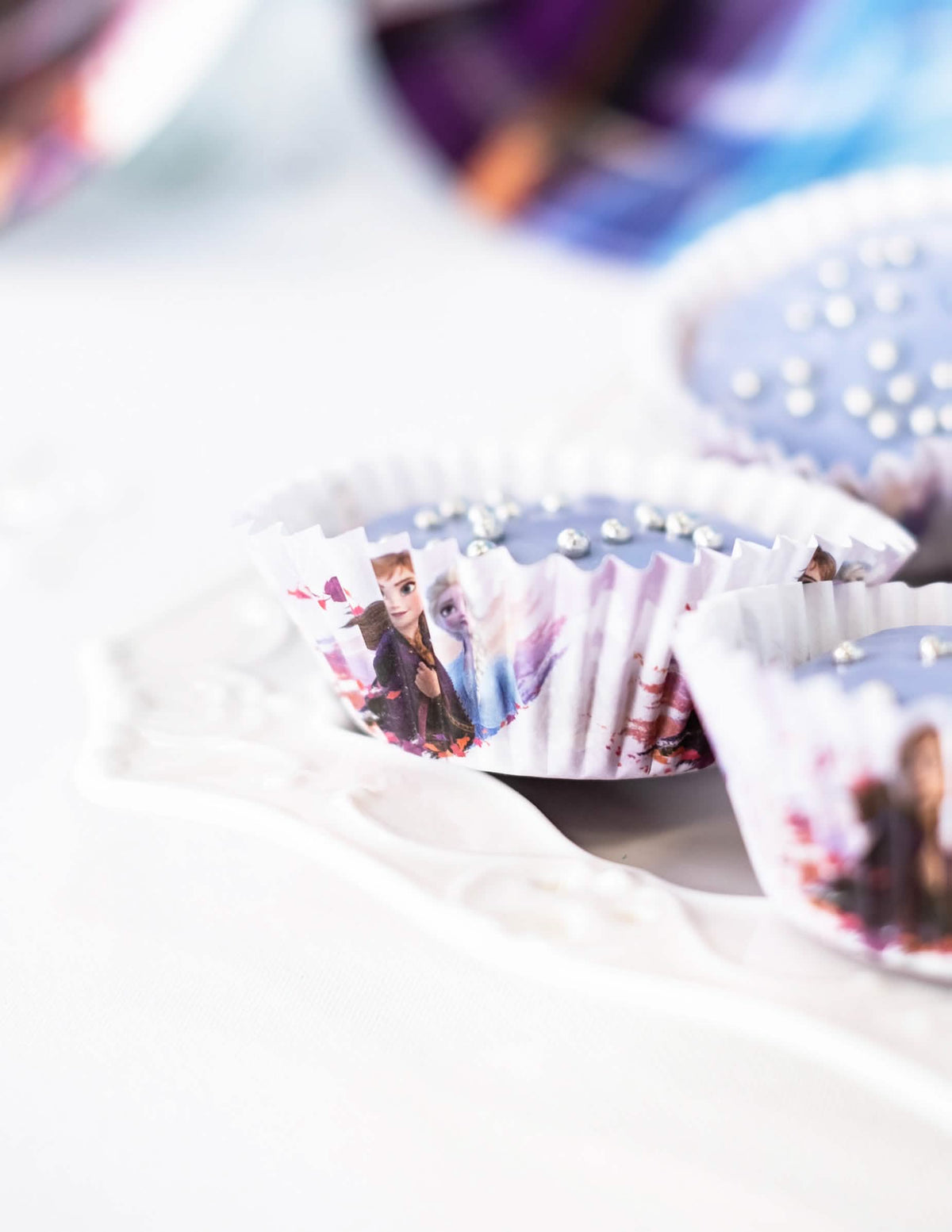 Boční pohled na papírové košíčky na cupcake Ledové království