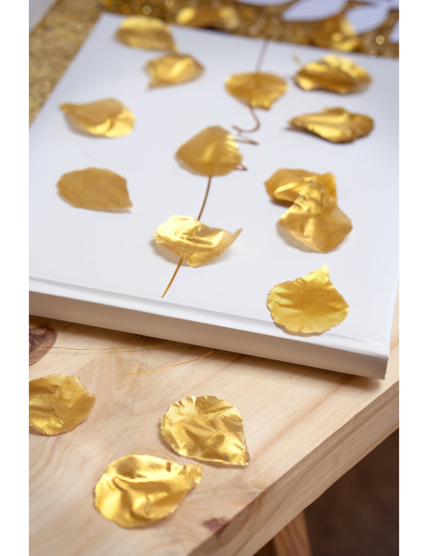 288 zlatých okvětních lístků