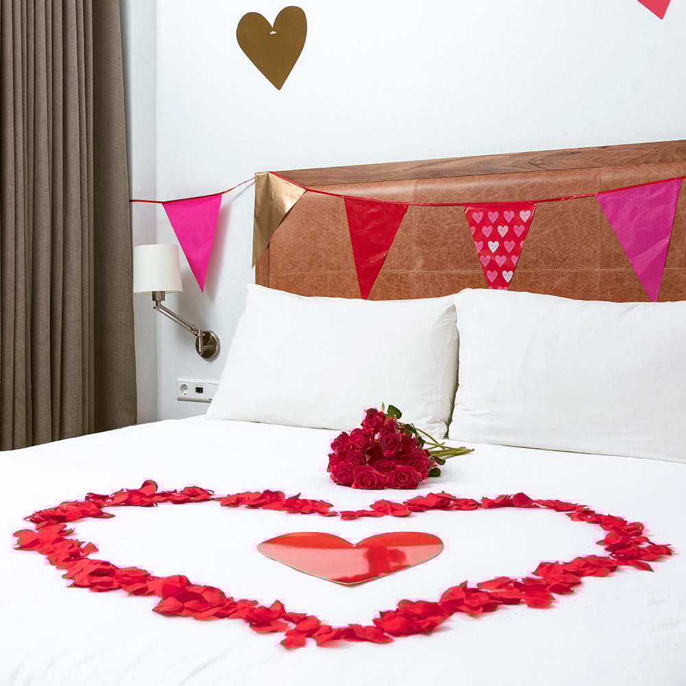 288 červených okvětních lístků