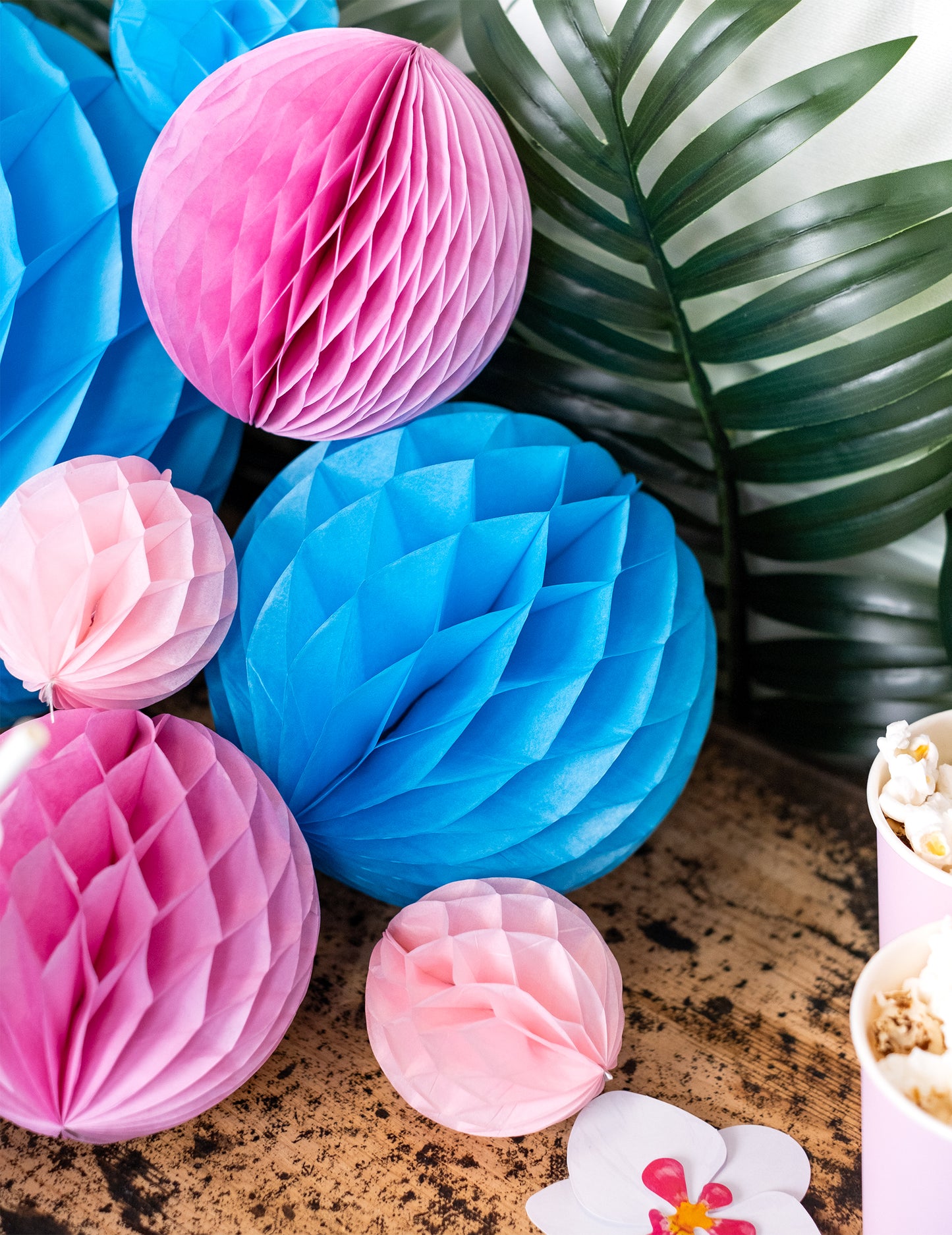 Gros plan sur la texture des boules en papier alvéolé à suspendre turquoise