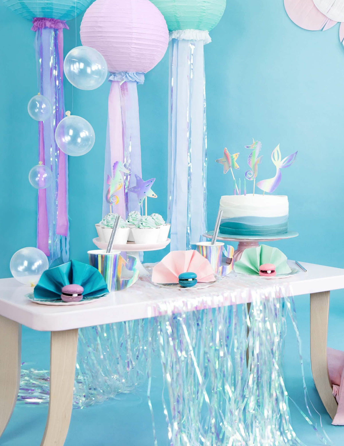 Přehled slavnostního stolu s cake toppers mořské panny
