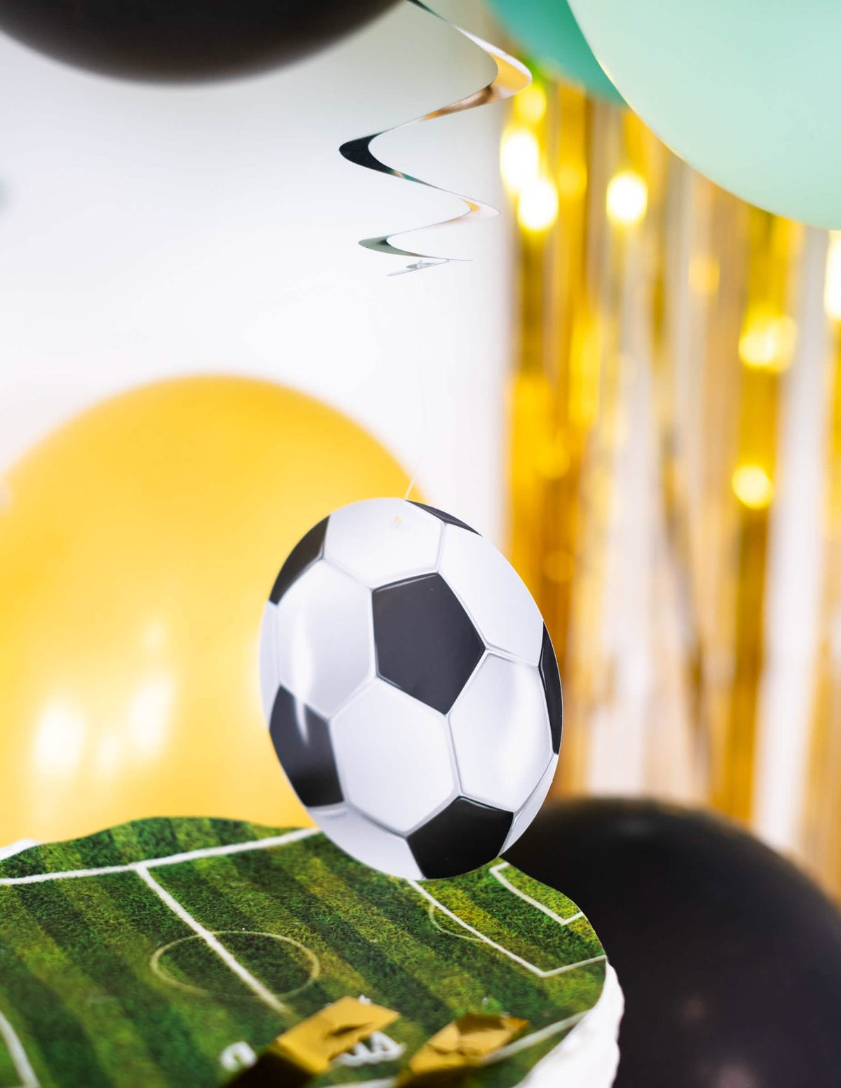 Zblízka na fotbalový balón na zavěšení dekorace Foot party