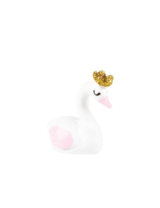 Vue de profil d'une des figurines en résine cygne pour baby shower