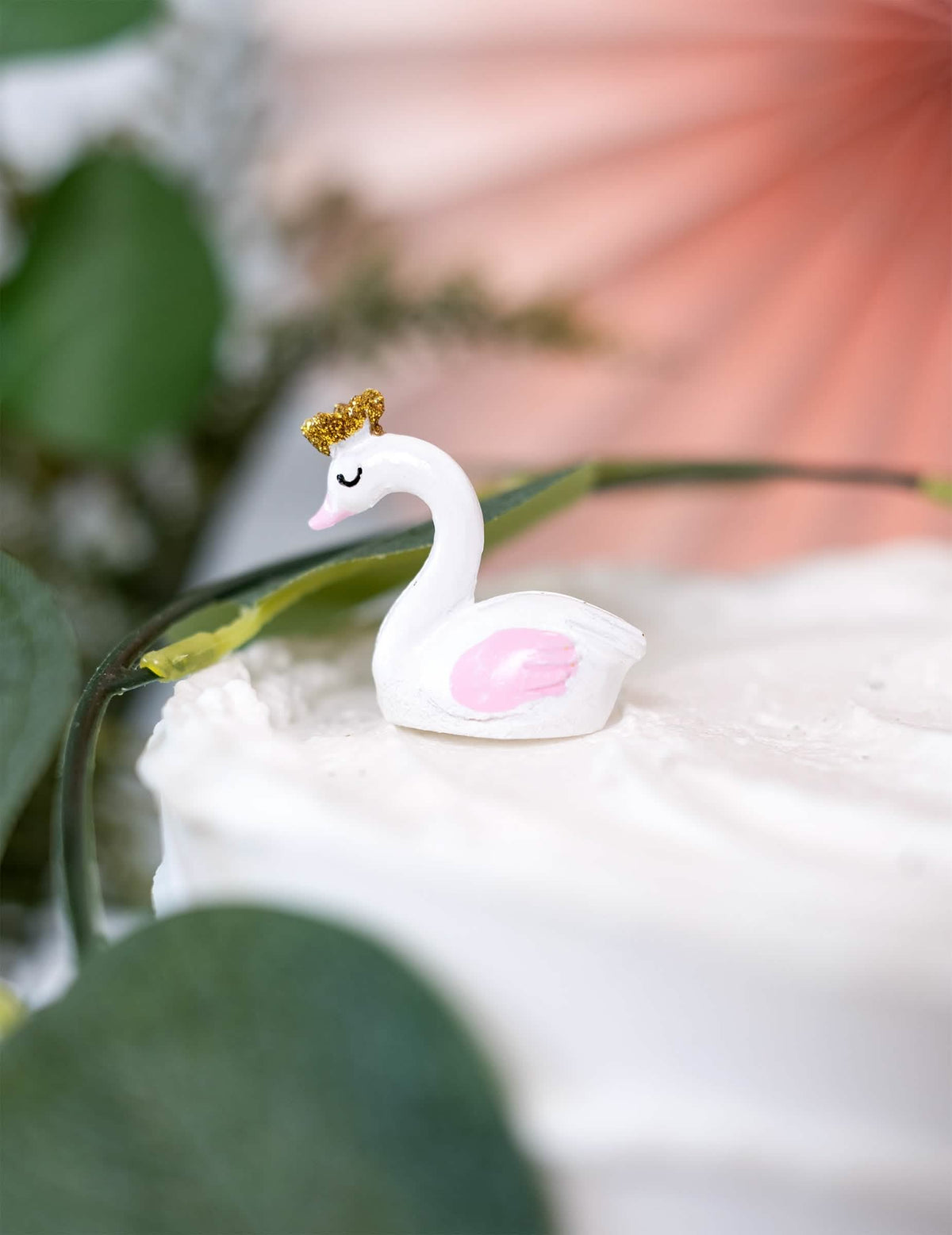 Scéna na dortu s figurkou labutě z pryskyřice na baby shower