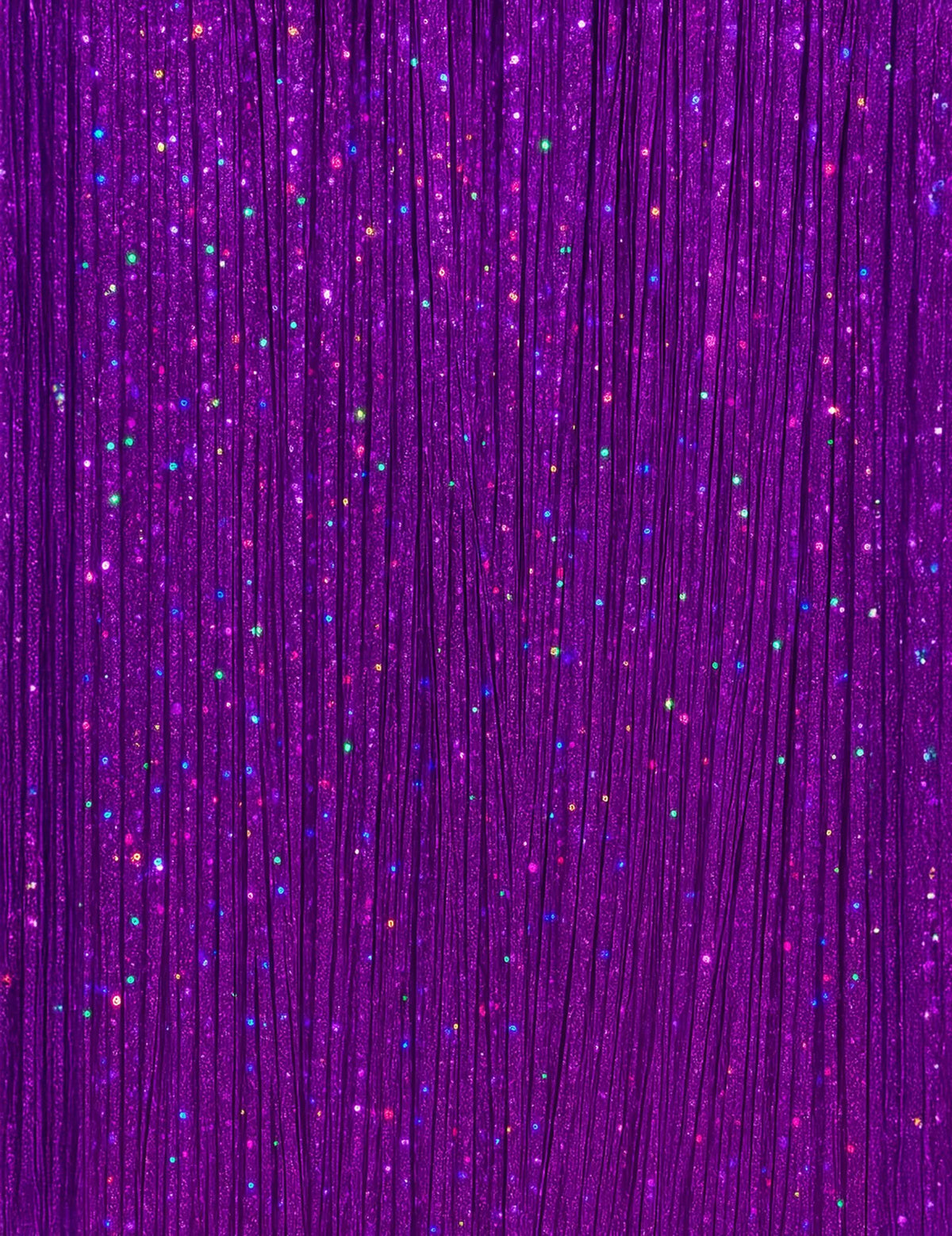 Gros plan sur les paillettes des 3 mèches brillantes pour femme violettes