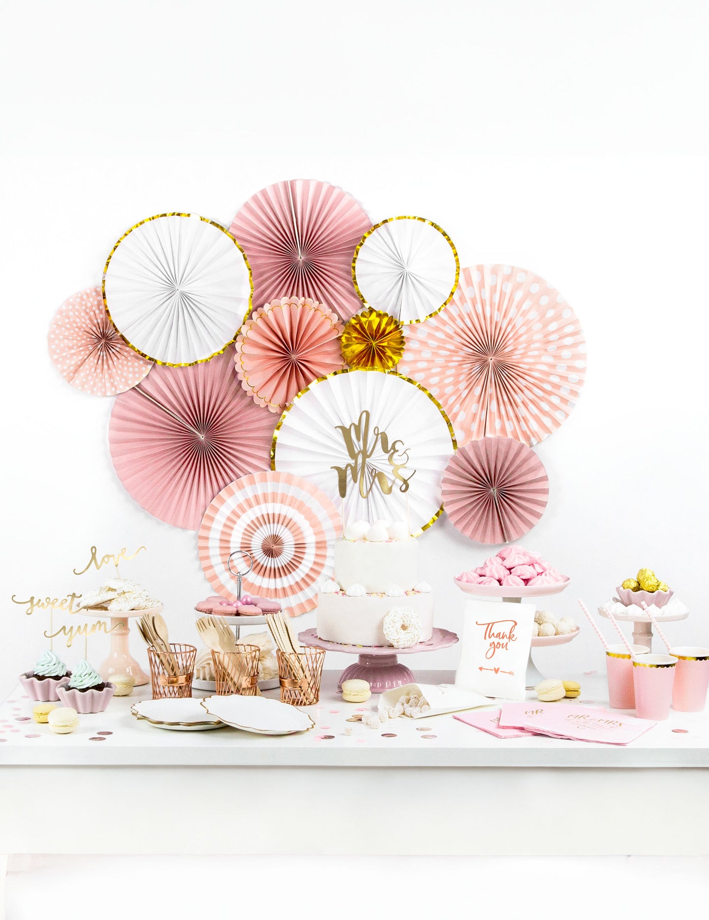 3 rozety z pudrově růžového a zlatého kartonu 13, 25 a 32 cm