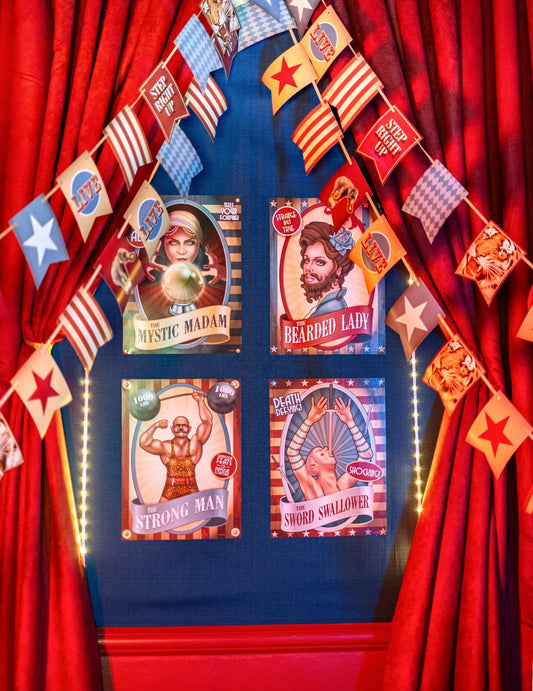 Mise en situation avec rideaux et fanions des Affiches de Cirque Vintage