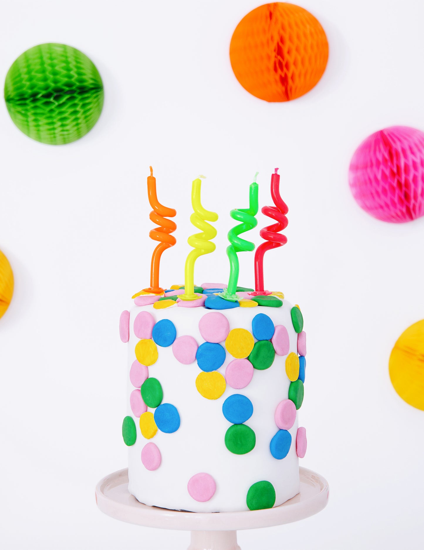Mise en situation sur un gâteau des bougies d'anniversaire tourbillons pour fête