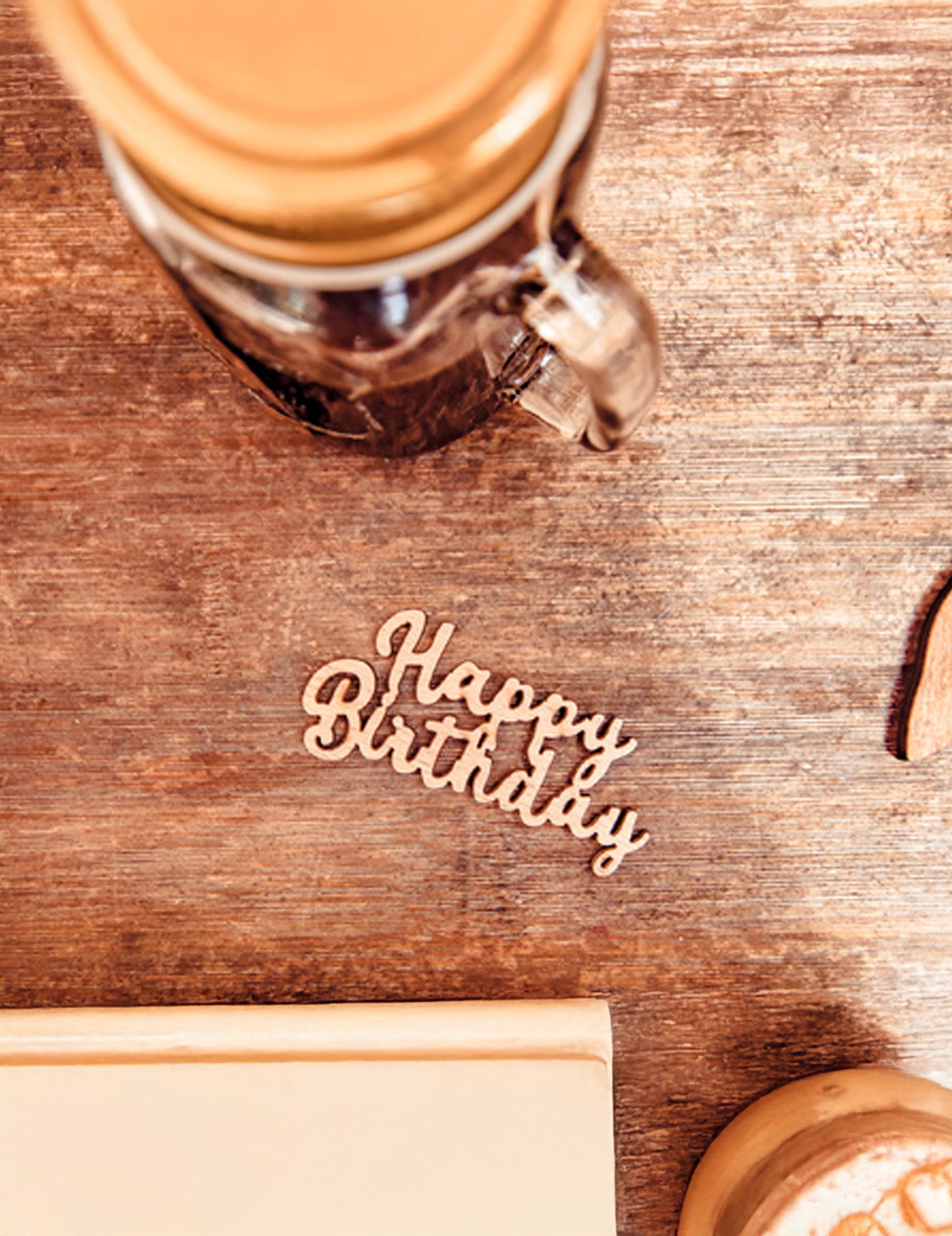 4 dřevěné konfety k narozeninám 6 x 3 cm na ozdobu