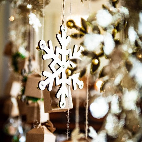 4 dřevěné vločky se třpytkami a 18 zlatých zvonků cm vánoční dekorace