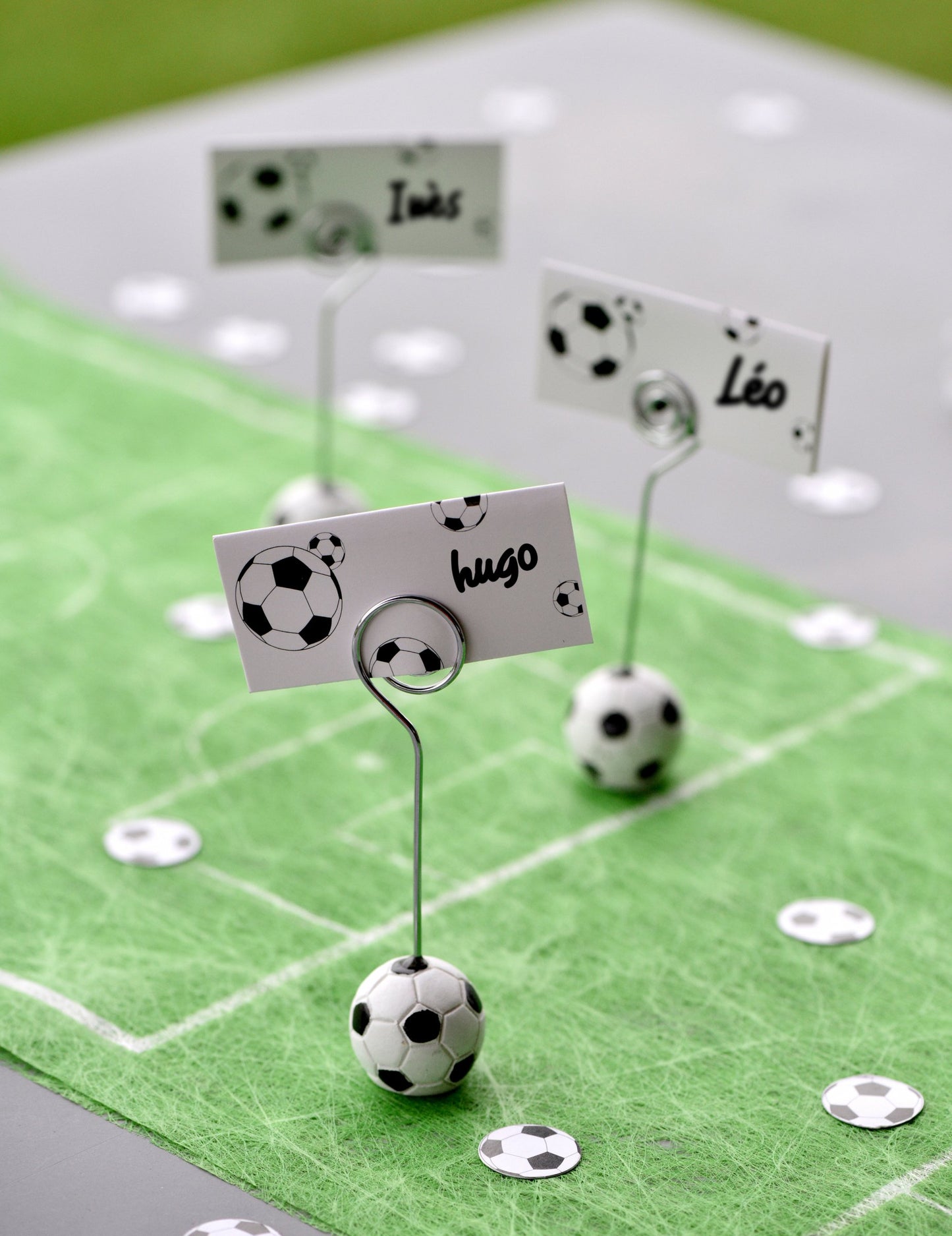 Pohled na několik exemplářů jmenovky balón fotbal