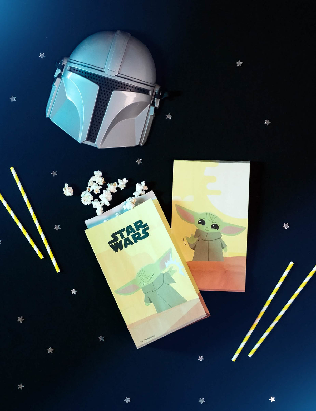 Mise en scène s maskou a popcornem z papírových sáčků miminko Yoda The Mandalorian