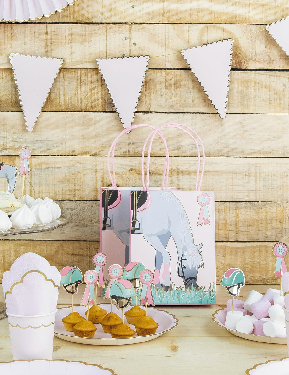 Scéna s cupcakes a dekorací stolu papírové dárkové tašky kůň