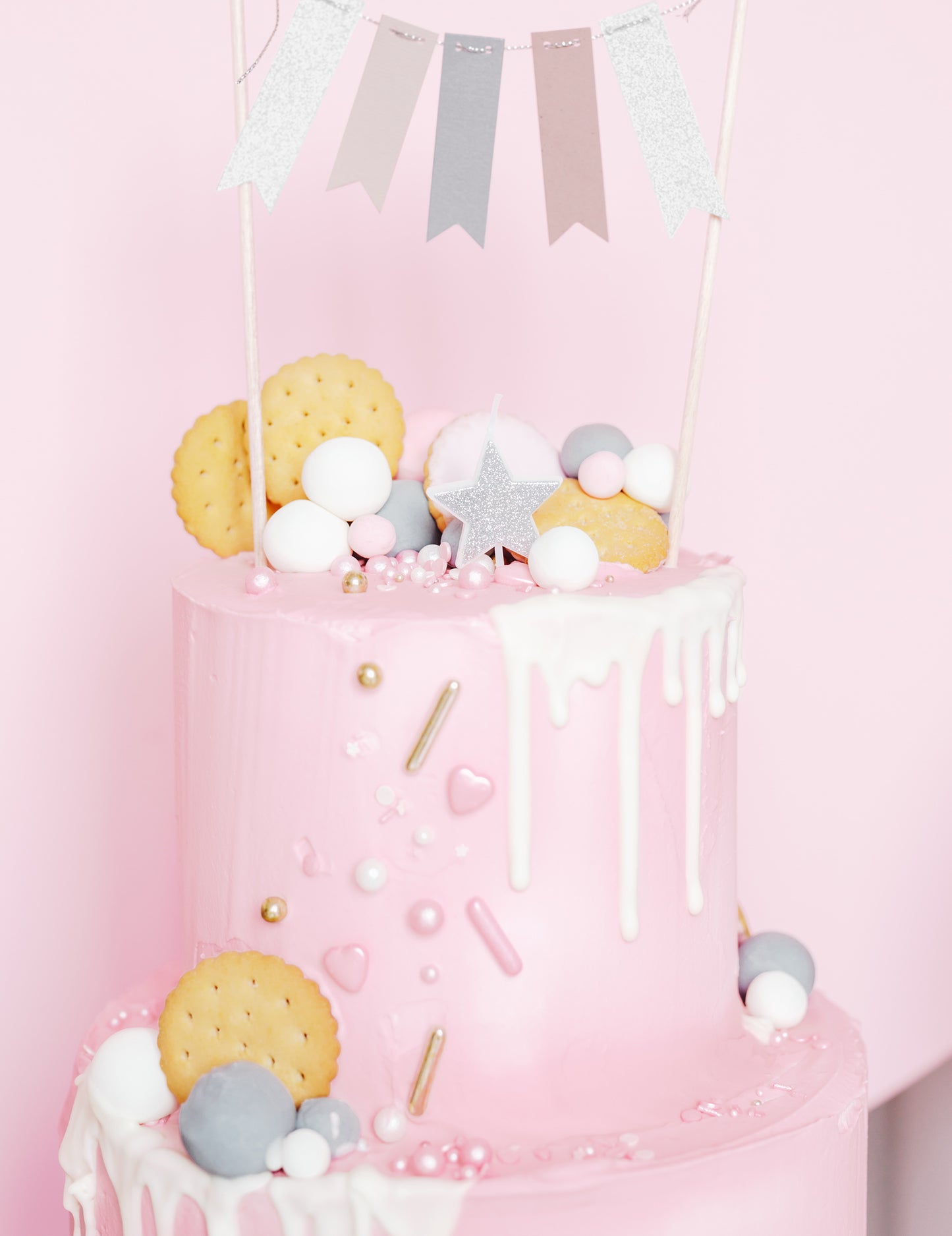 Détail de la bougie sur le gâteau des bougies d'anniversaire sur pic étoiles pour fête argentées pailletées