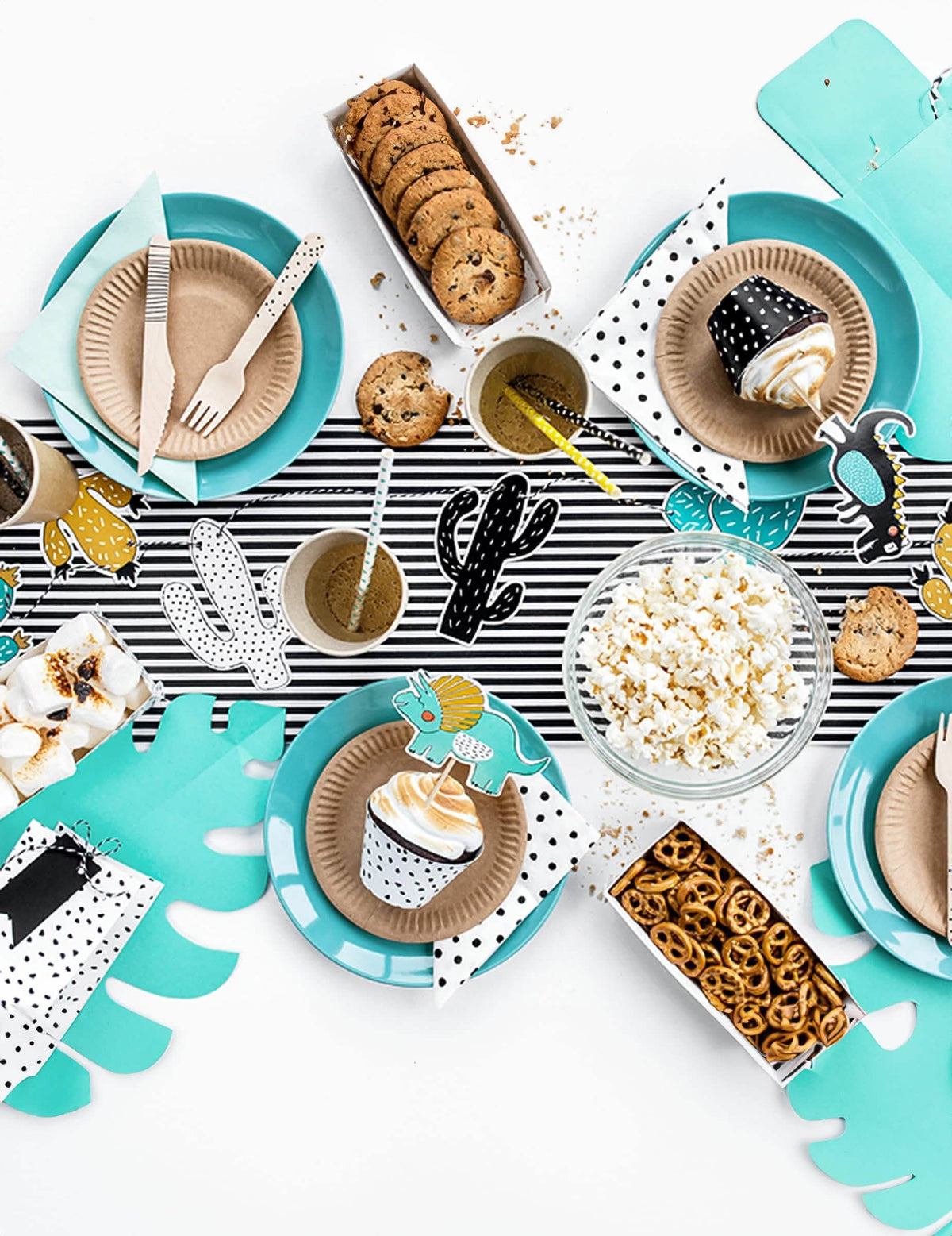 Přehled dekorace stolu z kartonových cake toppers s dinosaury