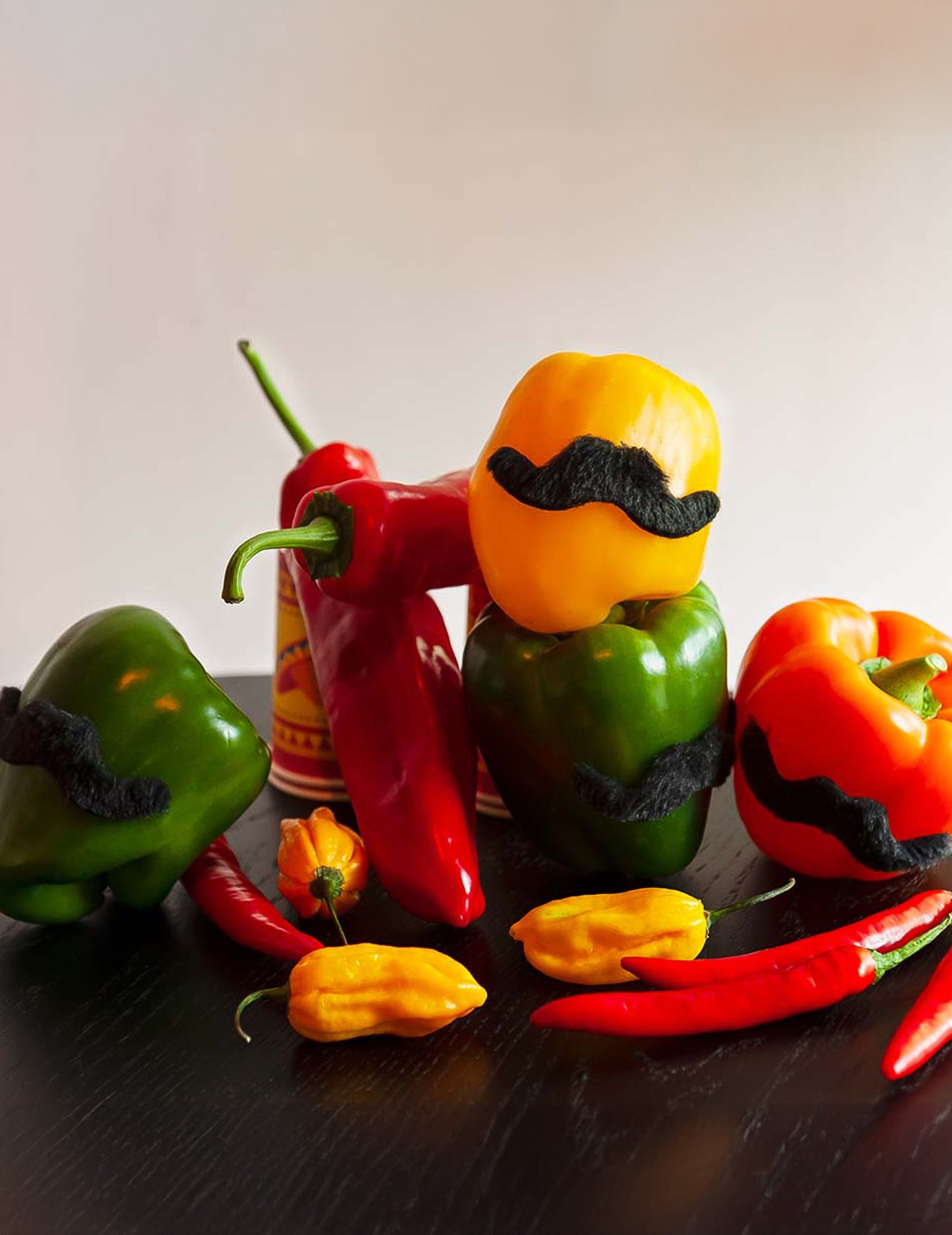 5 samolepicích knírů