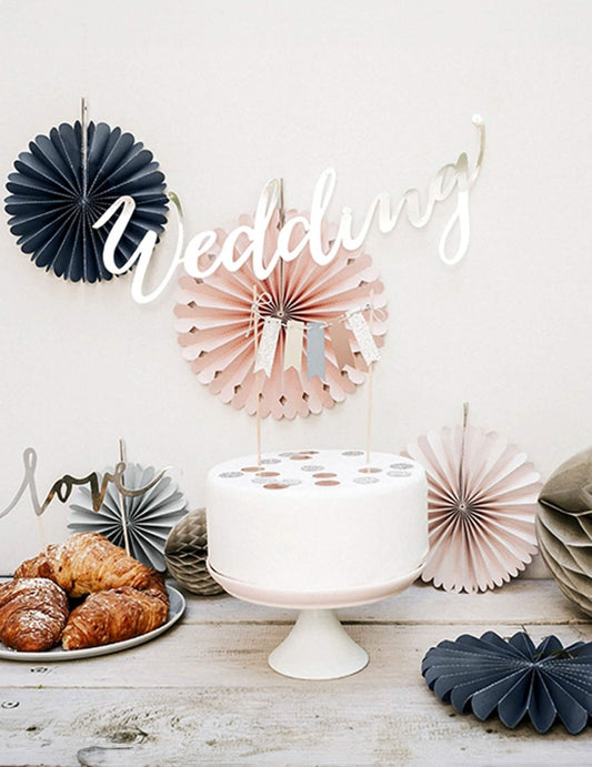Mise en situation des 5 rosaces en papier vintage pour décoration gris et rose