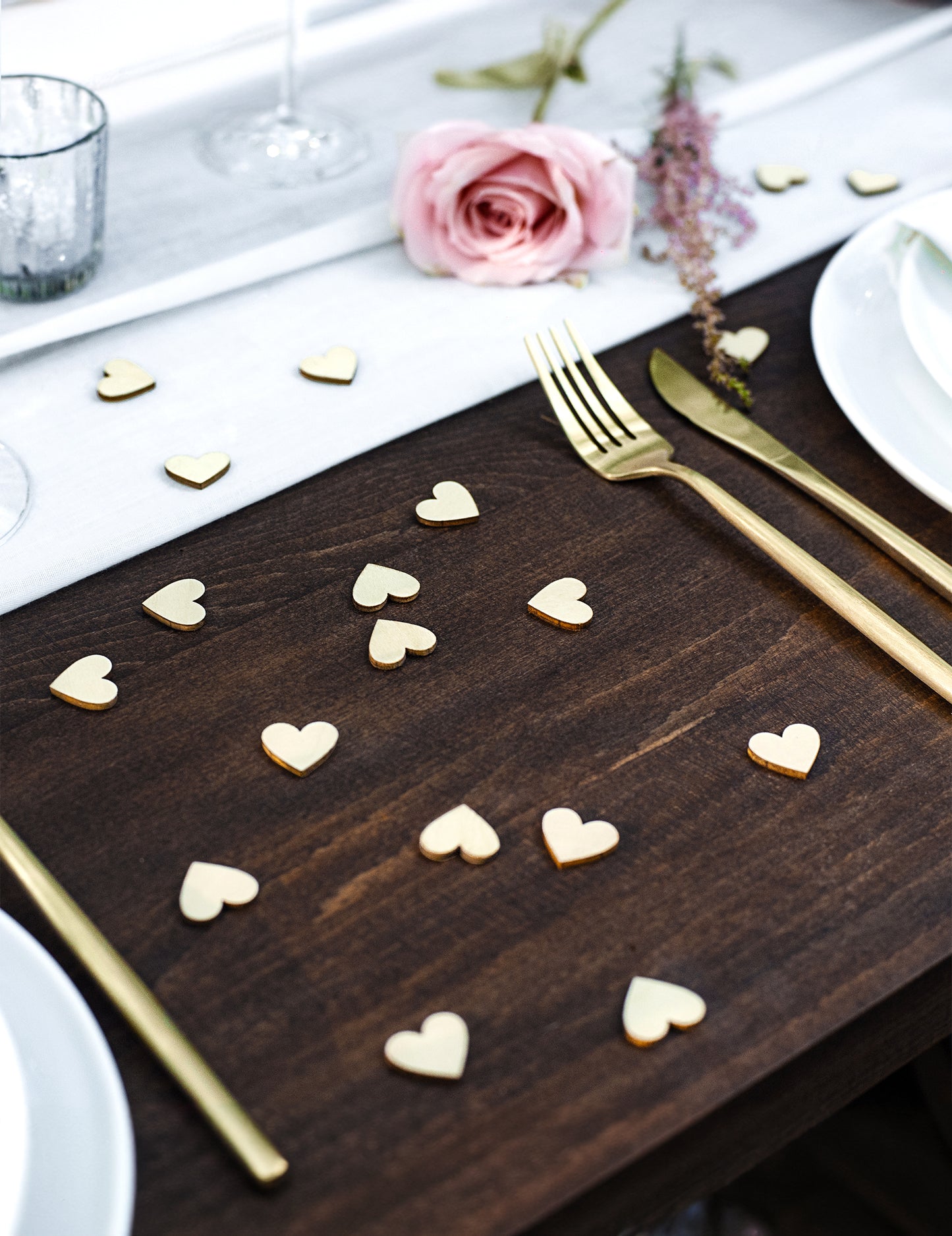 50 dřevěných konfet přírodních srdcí 2 x 2 cm na svatbu