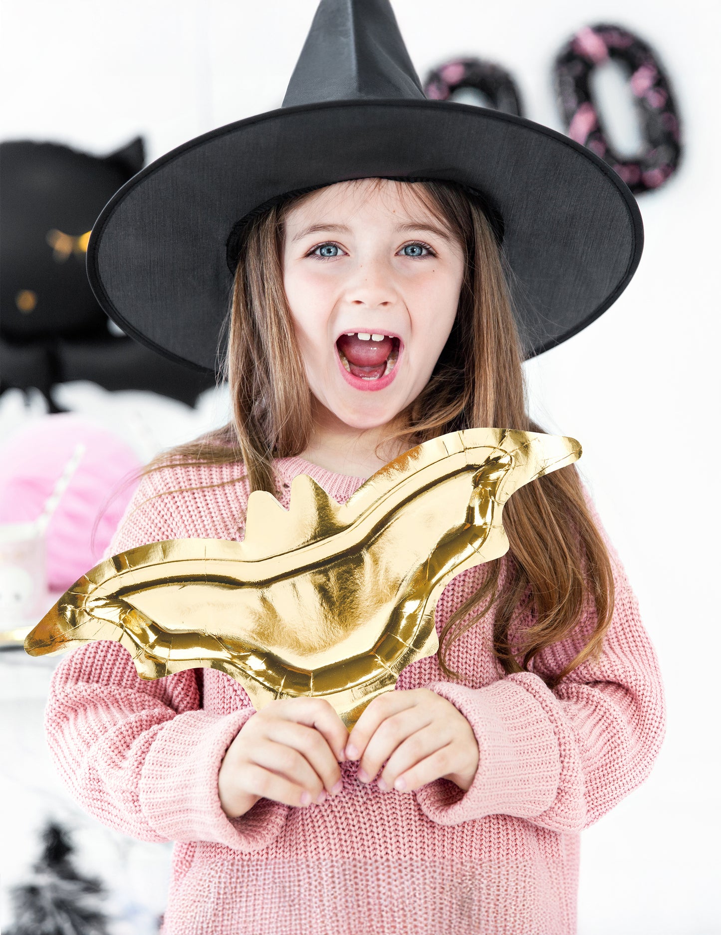 Mise en situation des assiettes en carton chauve-souris pour Halloween