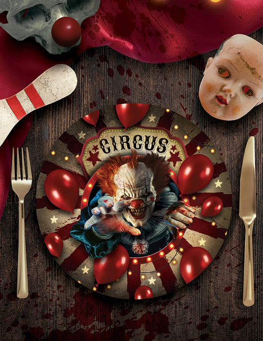 Mise en situation sur une table des assiettes en carton clown d'Halloween