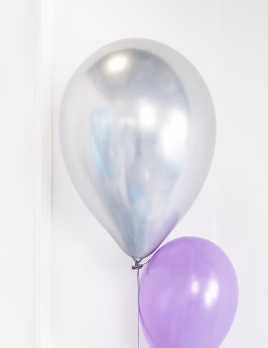 Détail de la texture satinée du Ballons en latex argentés pour fête