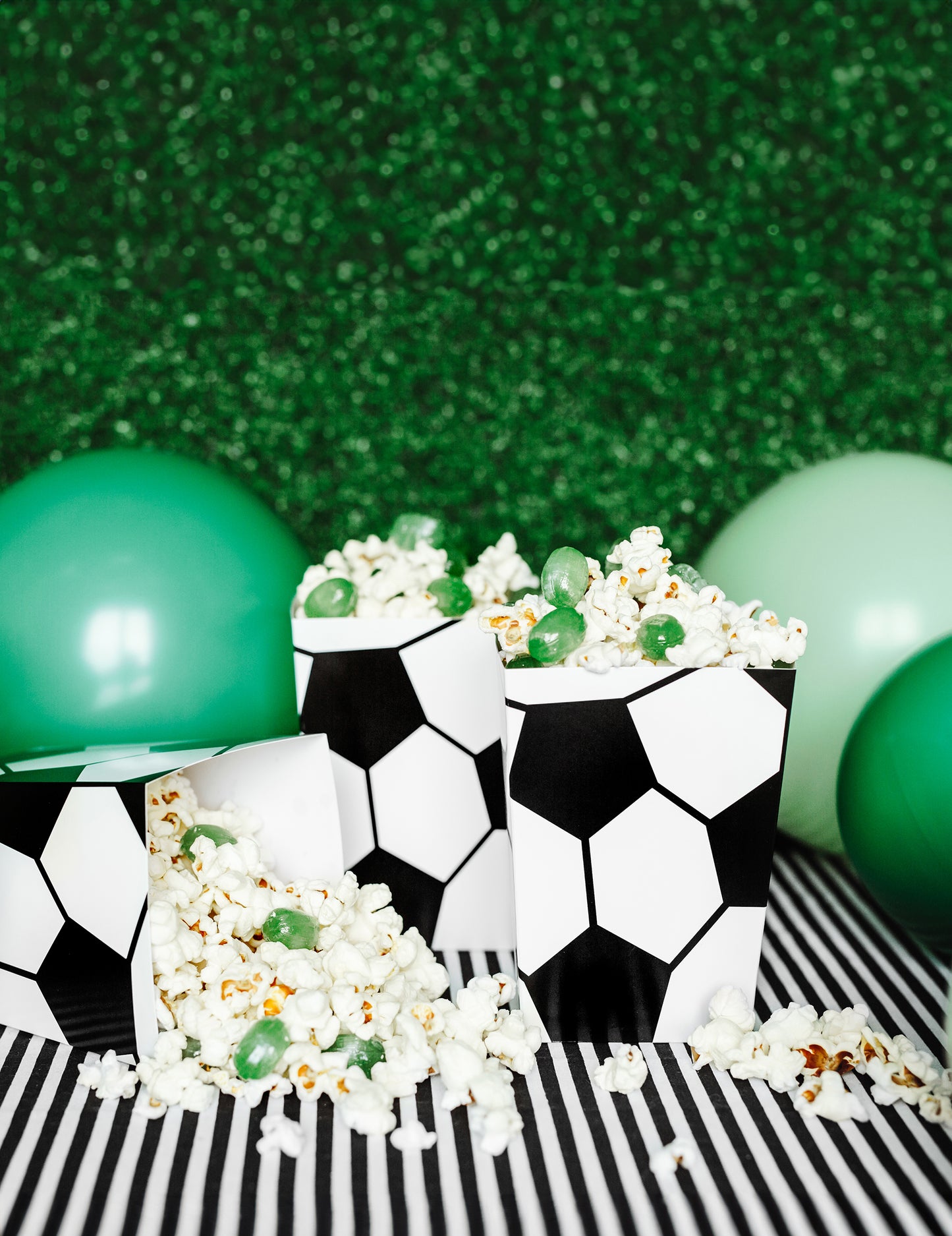 6 krabic popcornu s fotbalovým motivem