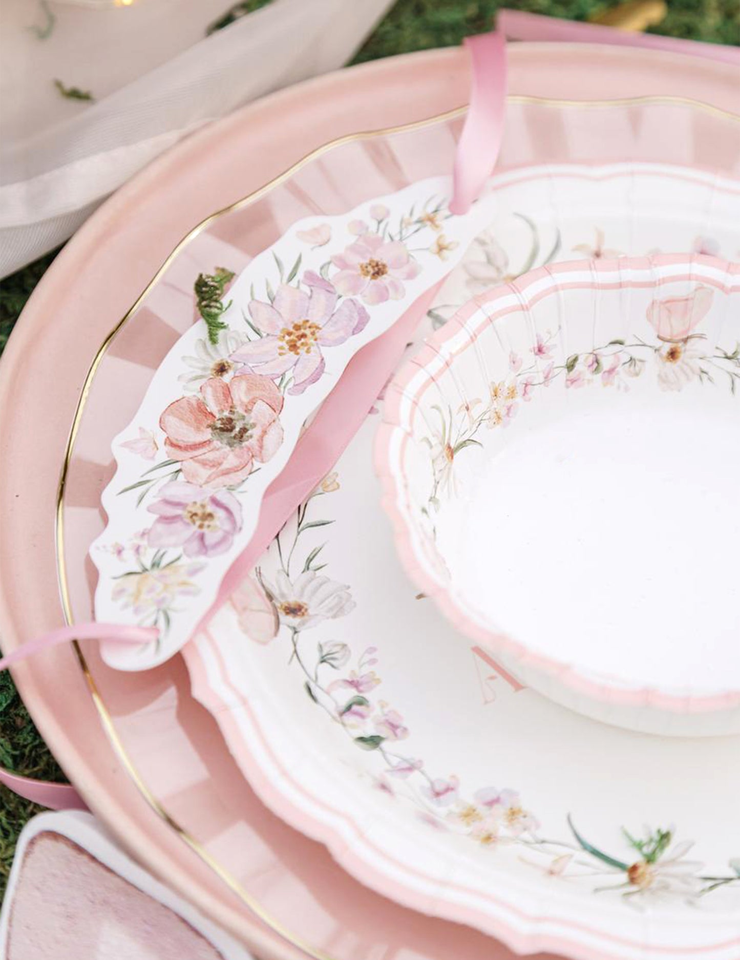 6 bílých a pastelově růžových kartonových pohádkových misek 13 cm k narozeninám