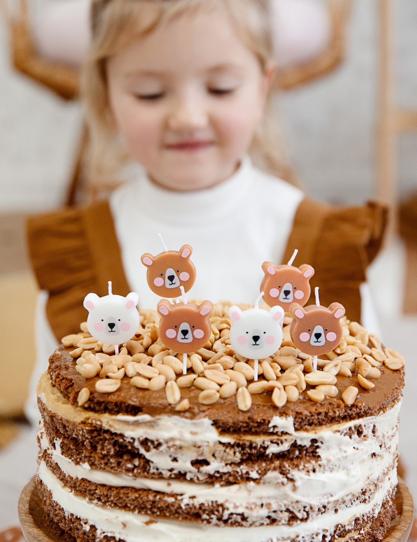 Mise en situation sur un gâteau des bougies d'anniversaire petits ours