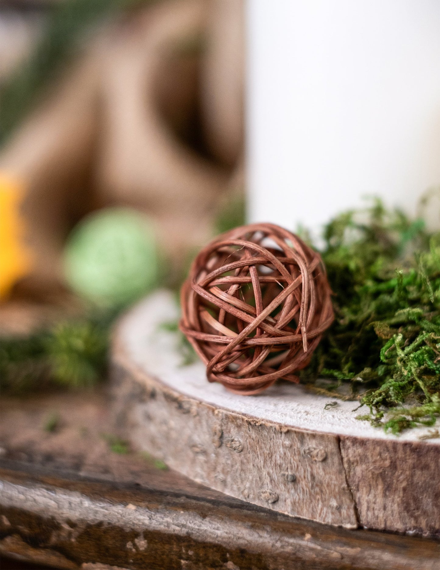 Detail hnědé koule na dřevěném podstavci proutěných koulí na oslavu