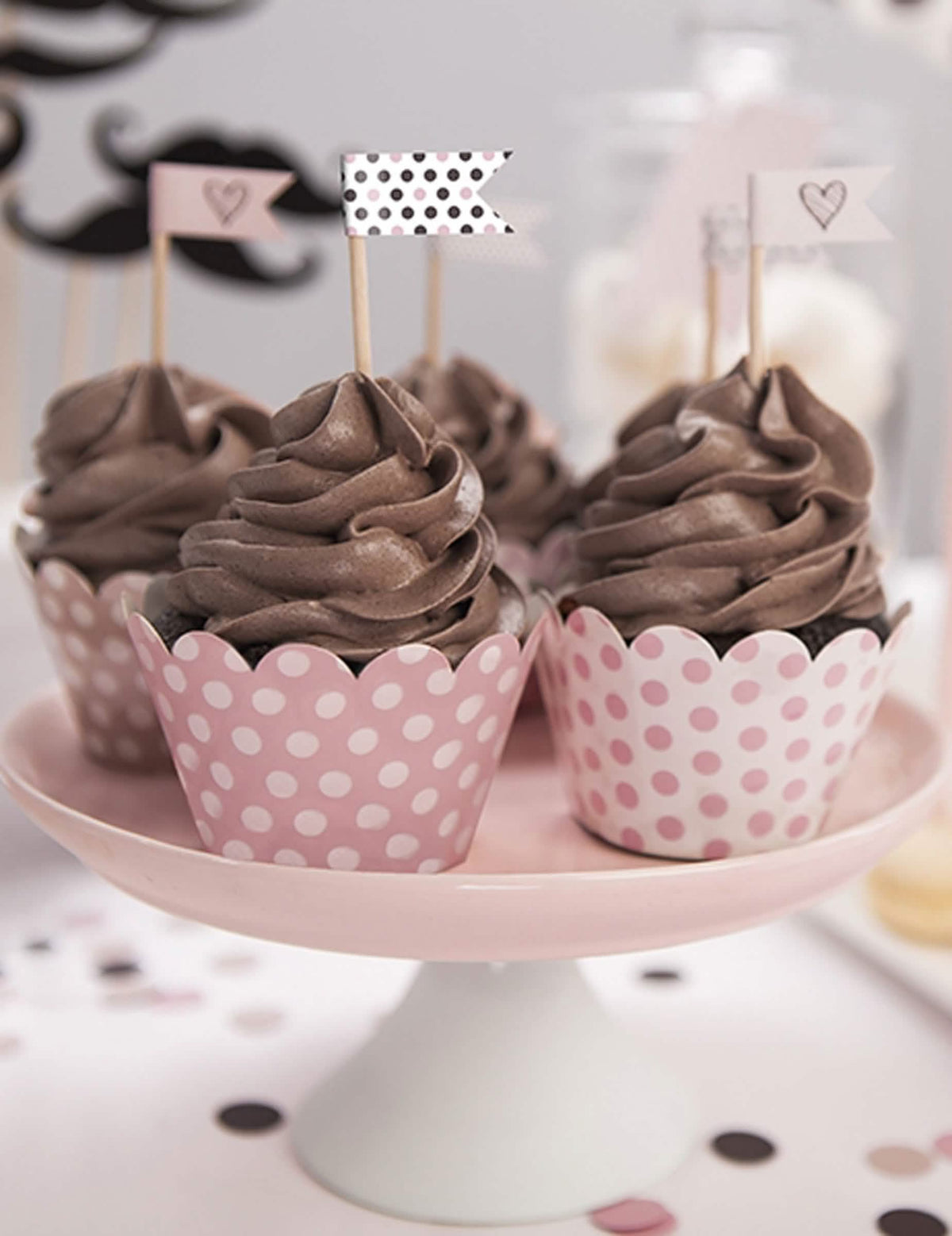 Papírové obaly na cupcake s puntíky v pudrově růžové barvě v kartonu