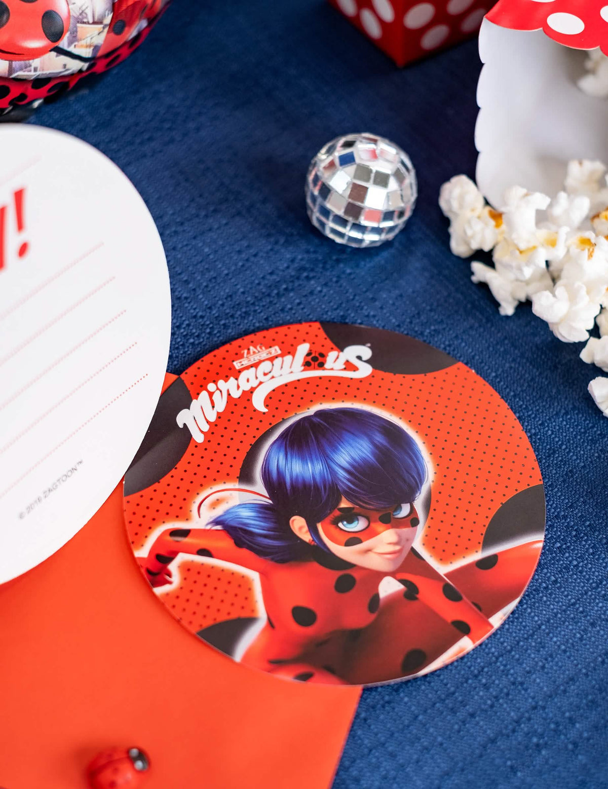 Detail ilustrace Ladybug na 6 pozvánkových kartách s obálkami Miraculous Ladybug