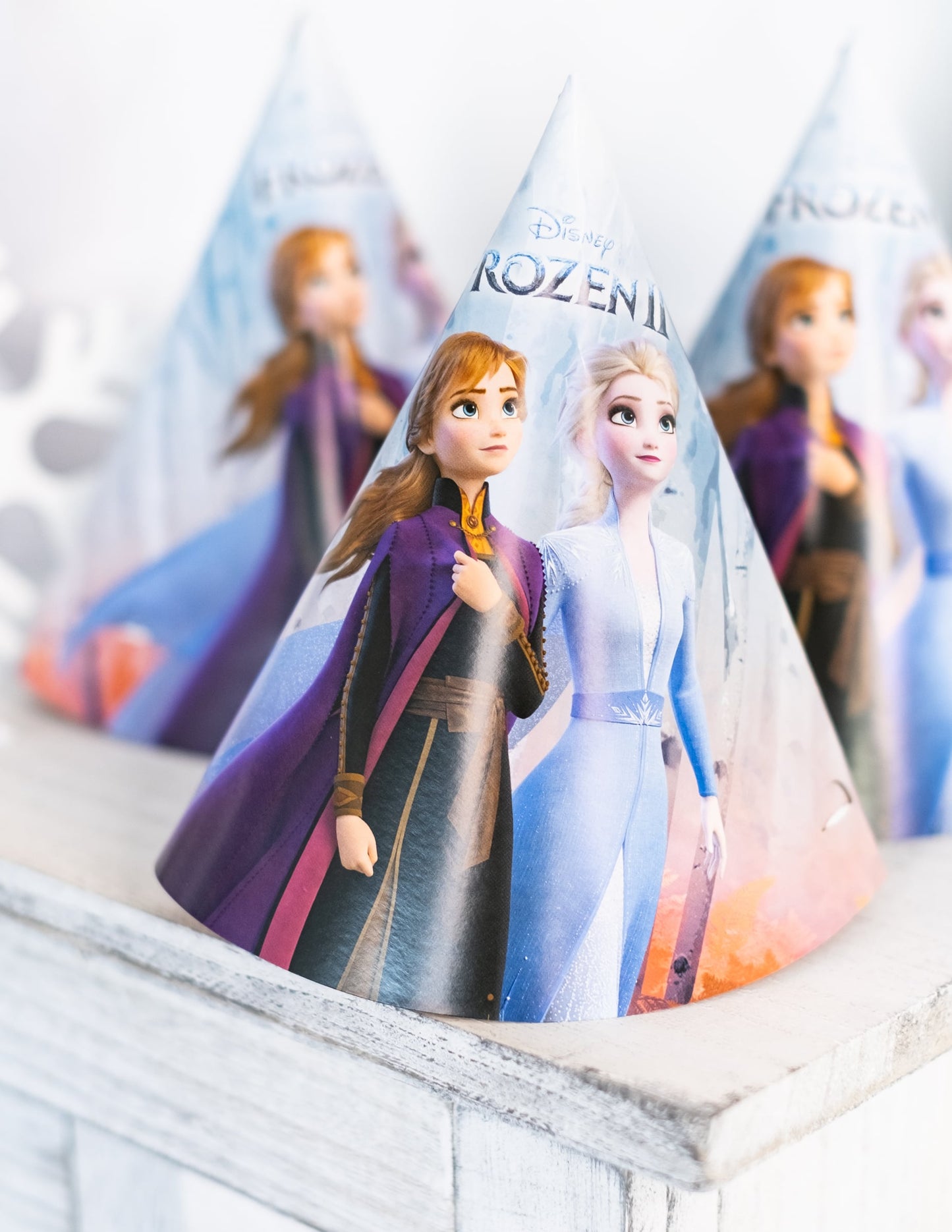 Vue en perspective rapprochée du chapeau de fête en carton La Reine des Neiges 2