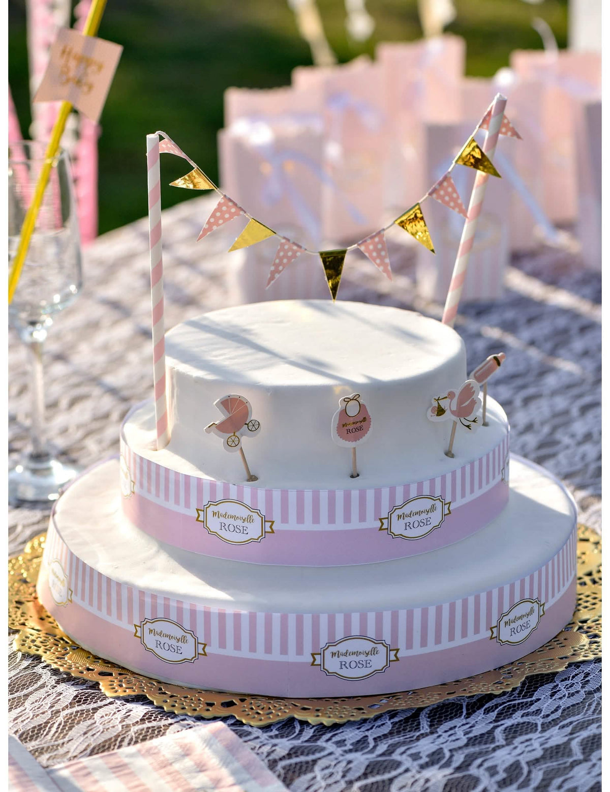 Scéna na dortu z dekorativní sady na dort pro baby shower pro dívku