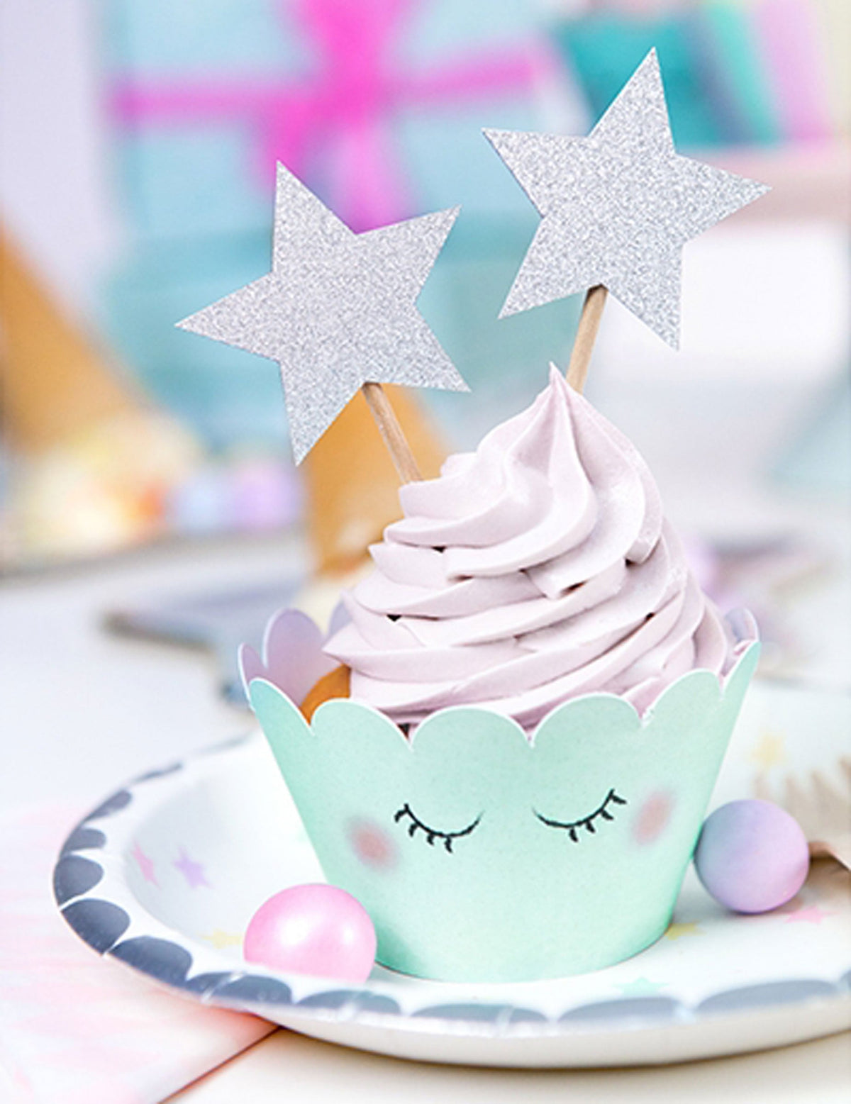 Mise en situation de la décoration pour gâteau sur pique étoile pour anniversaire argent pailleté