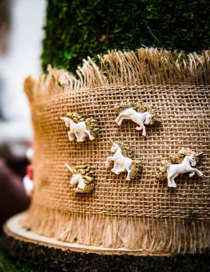 Mise en situation des licornes adhésives en résine blanches et paillettes dorées