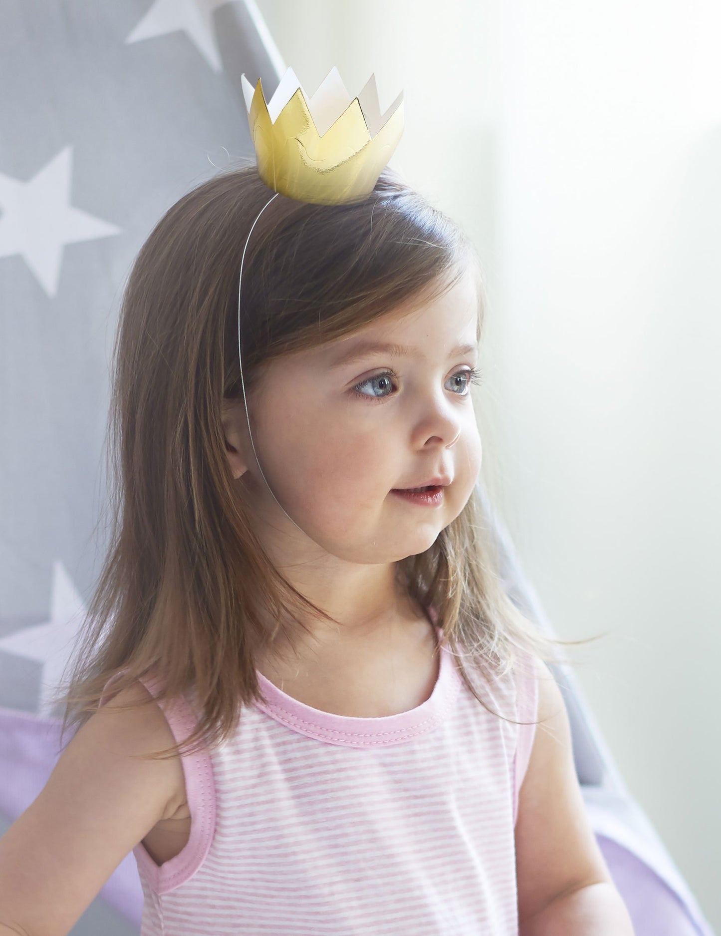 Vue portée de la mini couronne dorée pour fête en carton