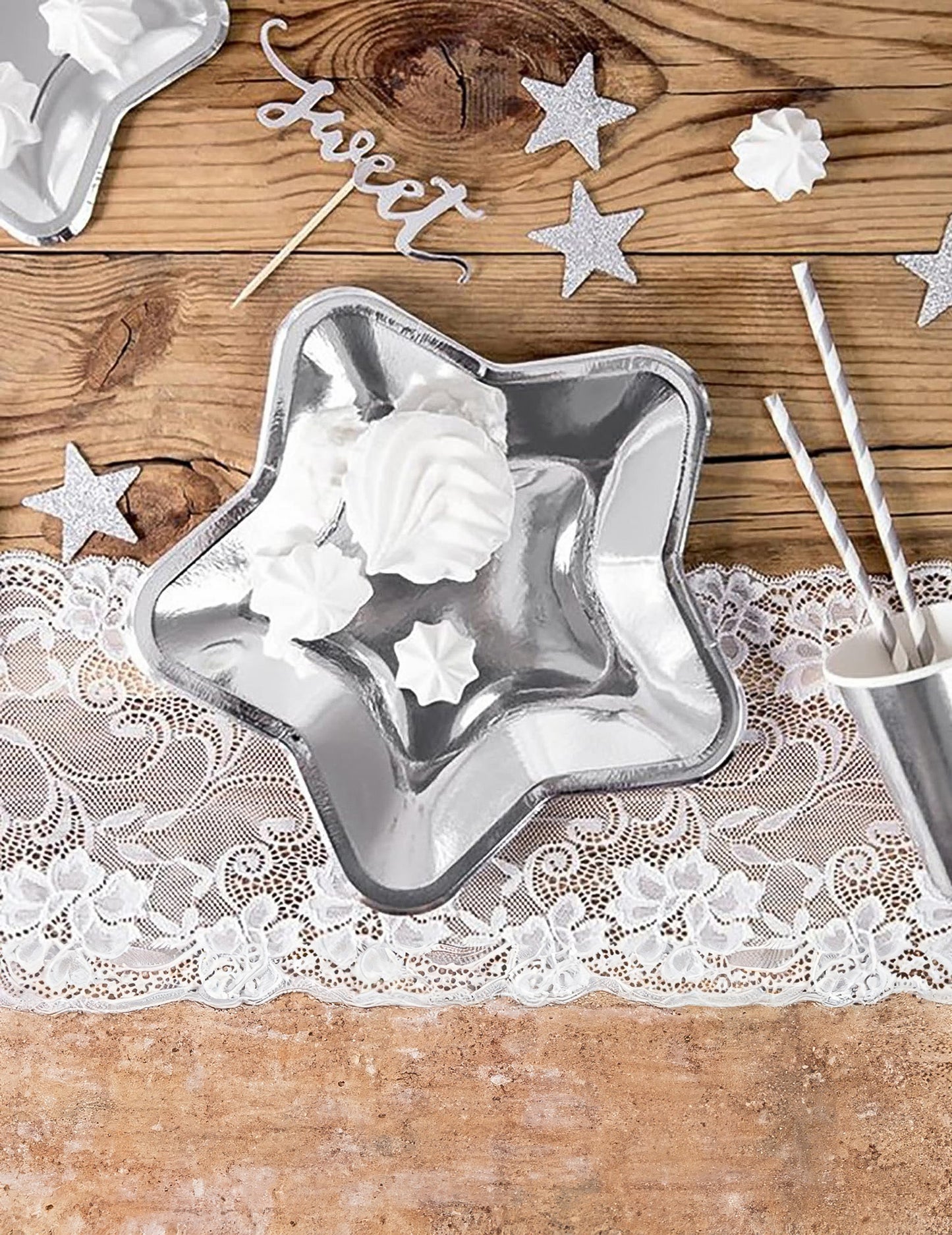 Mise en situation des assiettes en carton étoile pour fête