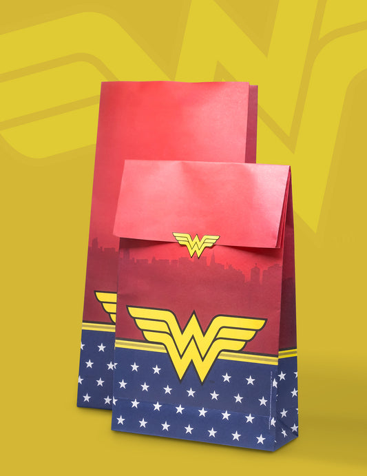 Détail du rabat et pliage des sacs cadeaux Wonder Woman pour fête