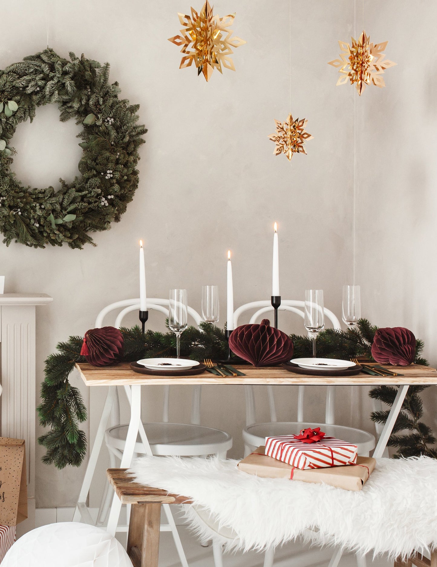 6 kartonových závěsů se zlatými sněhovými vločkami 15, 20 a 25 cm