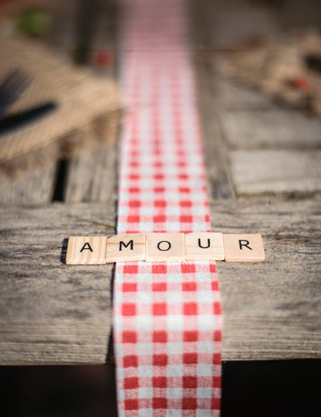 60 dřevěných písmen abecedy ve stylu scrabble 2 cm pro dekoraci stolu