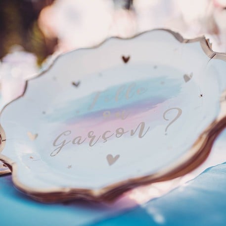 Gros plan sur l'inscription des assiettes en carton fille ou garçon pour baby shower