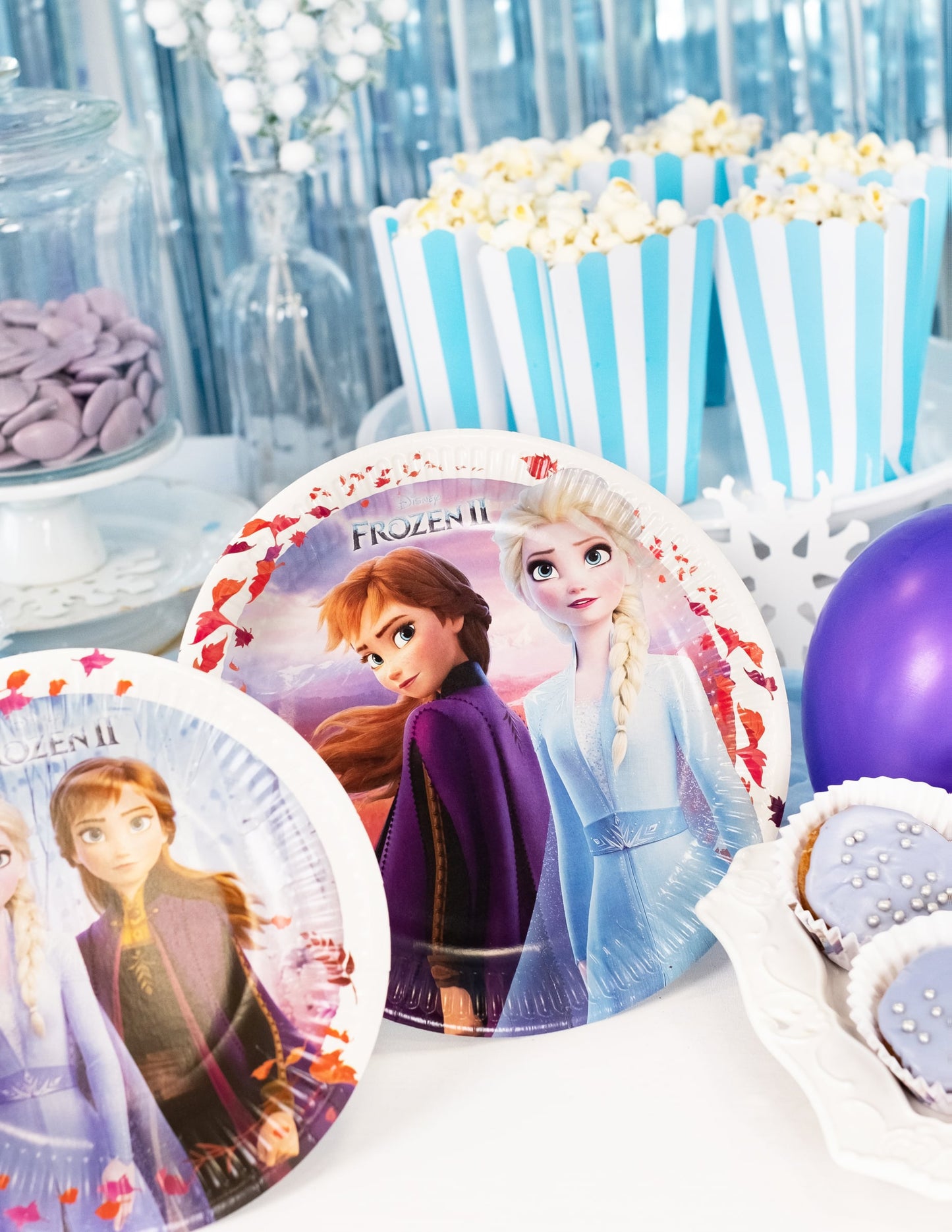 Mise en scène de buffet des assiettes en carton La Reine des Neiges 2