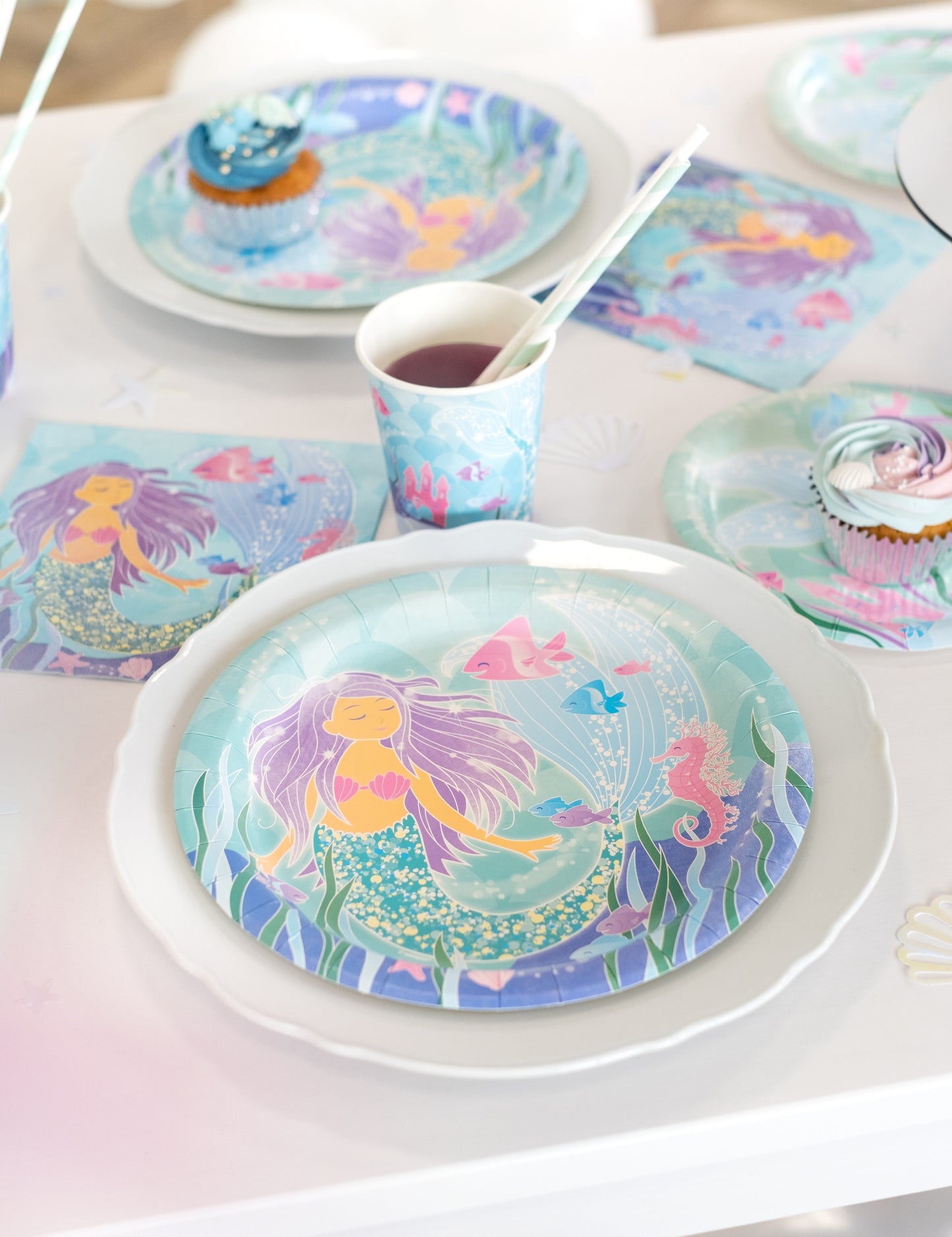 Détail de la table de fête des assiettes en carton jolie sirène