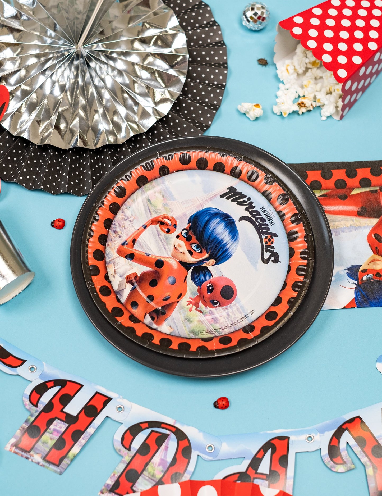 8 papírových talířů s motivem berušky v Paříži 23 cm