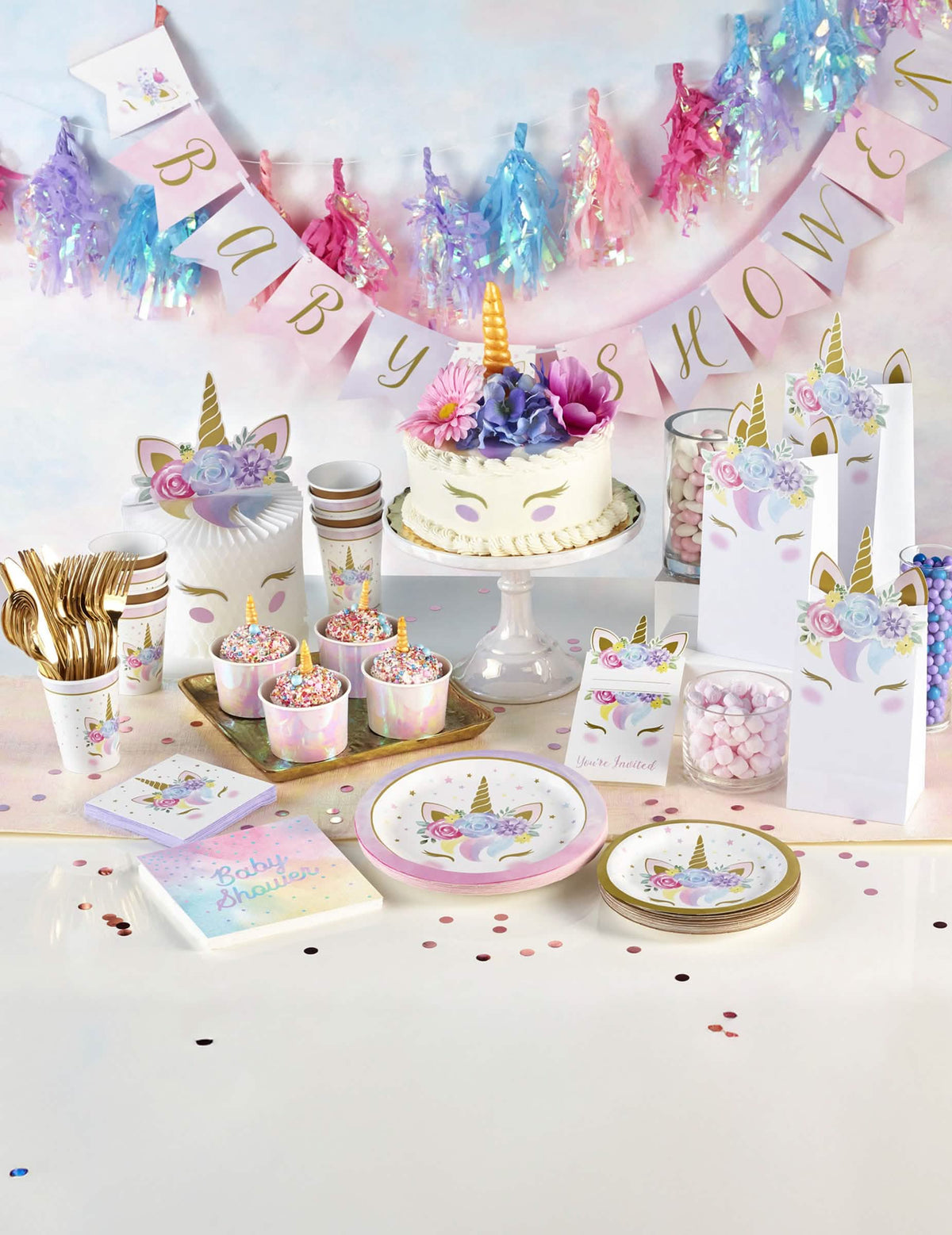 Scénář pro baby shower s bílými talíři z kartonu s pohádkovými jednorožci