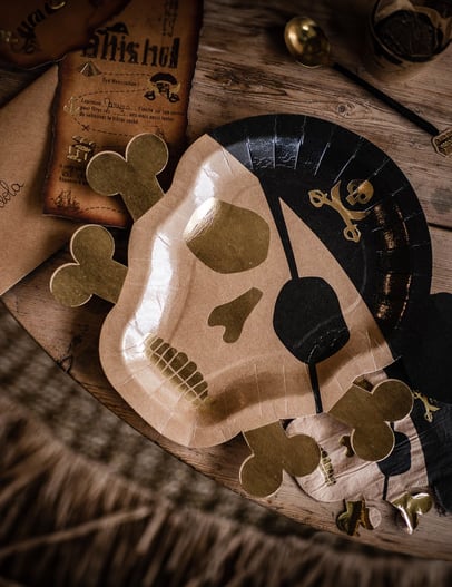 Mise en situation des assiettes en carton pirate tête de mort